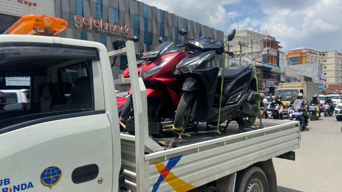 SAMARINDA PARKIR SEMERAWUT - Dishub Samarinda kembali menelusuri sejumlah ruas jalan untuk memastikan ketertiban kendaraan yang parkir tak sesuai peraturan di Kota Samarinda, Kalimantan Timur pada Selasa (5/3/2024). Ia juga mengimbau kepada masyarakat untuk selalu tertib dalam memarkirkan kendaraannya.
