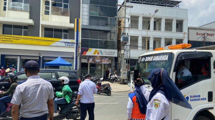 SAMARINDA PARKIR SEMERAWUT - Dishub Samarinda kembali menelusuri sejumlah ruas jalan untuk memastikan ketertiban kendaraan yang parkir tak sesuai peraturan di Kota Samarinda, Kalimantan Timur pada Selasa (5/3/2024). Ia juga mengimbau kepada masyarakat untuk selalu tertib dalam memarkirkan kendaraannya.