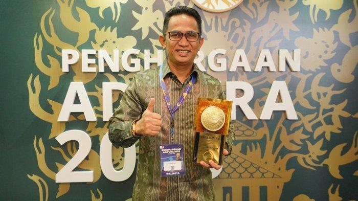 Walikota Balikpapan, Rahmad Mas'ud menerima penghargaan Adipura Kencana yang kembali diraih kota Balikpapan tahun 2023.