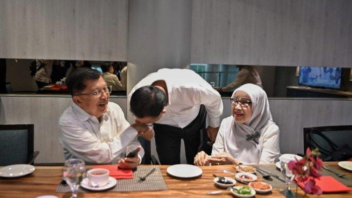Calon presiden (capres) nomor urut 1 Anies Baswedan cium tangan Wakil Presiden ke-10 dan ke-12 RI Jusuf Kalla menjelang kampanye akbar di Jakarta Internasional Stadium (JIS), Jakarta Utara, Jakarta, Sabtu (10/2/2024).