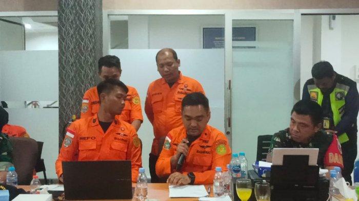 Kepala Kantor SAR Tarakan, Syahril dan Komandan Lanud Anang Busra, Kolonel Pnb Bambang Sudewo merilis soal perkembangan terbaru pesawat Smart Air yang hilang kontak. Pesawat sudah ditemukan.