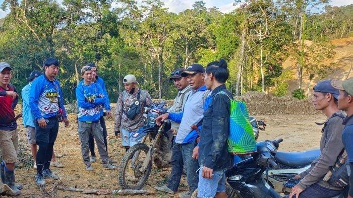 PESAWAT SMART AIR - Kades dan warga Binuang melakukan pencrian pesawat pilatus Pc6 PK SND milik maskapai Smart Air yang hilang sejak Jumat (8/3/2024). Titik hilang di Krayan Nunukan, Kalimantan Utara dan kini telah ditemukan, Sabtu 9 Maret 2023.