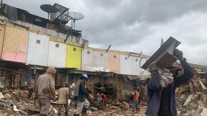 PASAR PAGI SAMARINDA - Pembongkaran Pasar Pagi Samarinda di sisi Jalan Jenderal Sudirman telah dimulai. Pembongkaran kini mencapai 40 persen dan ditargetkan rampung pada April 2024.