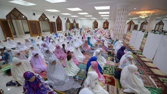 Ilustrasi sholat berjamaah. Berikut tata cara panduan melaksanakan sholat Idul Fitri lengkap niatnya.