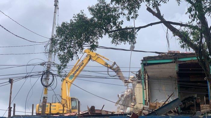 PEMBONGKARAN PASAR PAGI - Pembongkaran Pasar Pagi Samarinda di sisi Jalan Jenderal Sudirman telah dimulai. Pembongkaran kini mencapai 40 persen dan ditargetkan rampung pada April 2024.