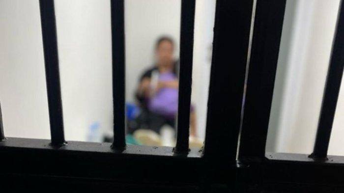 Sebuah foto yang memperlihatkan ibu dan anak berpelukan di dalam sel tahanan diduga menjadi penyebab keributan di Kejari Makassar.