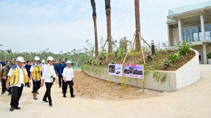 RUMAH MENTERI - Presiden Joko Widodo saat meninjau progres pembangunan rumah tapak menteri di Kawasan Ibu Kota Nusantara (IKN), Kabupaten Penajam Paser Utara, Provinsi Kalimantan Timur, Jumat (22/9/2023). Rumah Menteri di IKN Nusantara siap dihuni Juli 2024. Sementara 7 perusahaan siap bangun 70 tower rusun ASN.