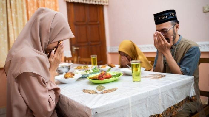 PUASA RAMADHAN - Inilah bacaan niat puasa Ramadhan harian dan sebulan penuh dengan arab, latin, artinya beserta keutamaan puasa Ramadhan.