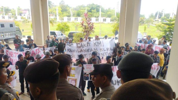 VONIS TERDAKWA JUNAEDI - Suasana di depan Kantor Sekretariat DPRD PPU, Rabu (13/3/2024). Sejumlah 150 personel jajaran Polres Penajam Paser Utara disiagakan. Kapolres PPU, AKBP Supriyanto, menerangkan bahwa pihaknya mengerahkan dari Polres maupun Polsek jajaran untuk pengamanan.
