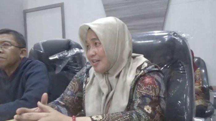 Nur Hotiba, Kepala Dinkes Bangkalan, Jawa Timur saat konferensi pers di kantornya, Selasa (12/3/2024) tentang kejadian persalinan yang terpisah antara kepala dan tubuh bayi.
