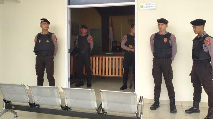 Penjagaan di depan ruang sidang anak PN Penajam sebelum sidang dimulai, Rabu (13/3/2024).