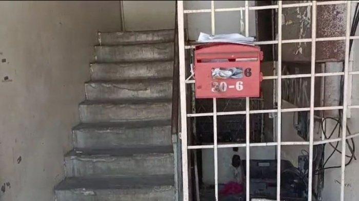 PPLN Kuala Lumpur - Perkumpulan Indonesia untuk Buruh Migran Berdaulat Migrant CARE menemukan kotak pos terbengkalai di Wisma Sabarudin, Malaysia. Lembaga pemantau pemilu terakreditasi Bawaslu RI ini pun menduga celah ini dimanfaatkan oleh semacam sindikat pedagang susu alias pedagang surat suara di Pemilu 2024. Berbagai temuan membuat kinerja PPLN Kuala Lumpur menjadi sorotan. Kini 7 PPLN Kuala Lumpur tengah menjalani persidangan termasuk salah satu anggotanya yang sempat buron.