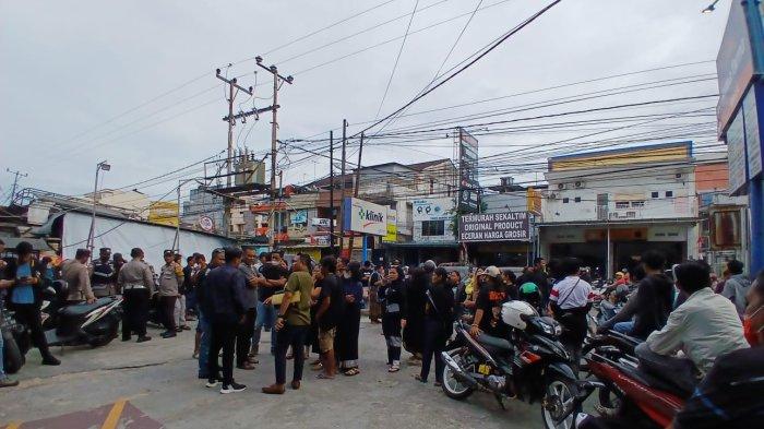 GERUNDUK - Puluhan warga Toraja menggeruduk sebuah apotek yang ada di Jalan Pangeran Hidayatullah Samarinda, Jumat (15/3/2024).TRIBUNKALTIM.CO/RITA LAVENIA