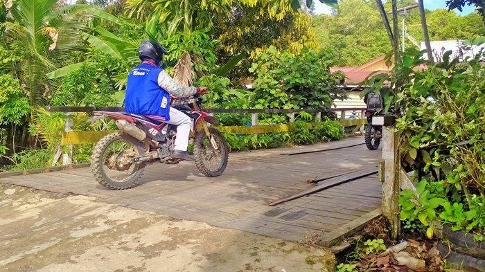 INFRASTRUKTUR JEMBATAN MAHULU - Jembatan kayu di ibu kota Mahakam Ulu, Ujoh Bilang akan diganti menjadi jembatan bailey. Mengenai rencana pembangunan jembatan menjadi jembatan bailey di tahun ini memang sudah dimasukkan ke dalam anggaran 2024, Jumat (15/3/2024). 