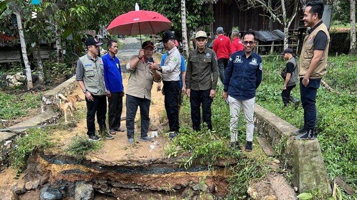 BPBD Berau bersama Wakil Bupati Gamalis dan pihak terkait saat melakukan peninjauan lokasi longsor di Kampung Buyung-Buyung dan Pilanjau.