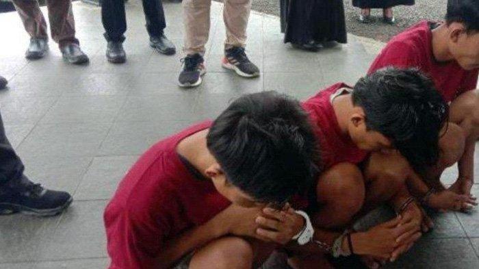 Tragis dan pilu nasib seorang siswi SMP di Lampung Utara. Bocah berinisial NA (15) dirudapaksa 10 orang pria dan disekap selama 3 hari di sebuah gubuk reot. Kasus mengenaskan ini terjadi di perkebunan Desa Tanjung Bar, Kecamatan Bukit kemuning, Kabupaten Lampung Utara, Provinsi Lampung.  6 orang sudah ditangkap, 4 lainnya masih buron.