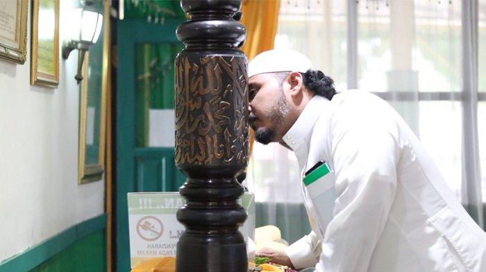 Habib Mubarak, salah seorang keturunan langsung Pangeran Noto Igomo saat berada di makam ulama besar Kesultanan Kutai tersebut, Rabu (28/2/2024) di Tenggarong, Kabupaten Kutai Kartanegara, Kalimantan Timur.
