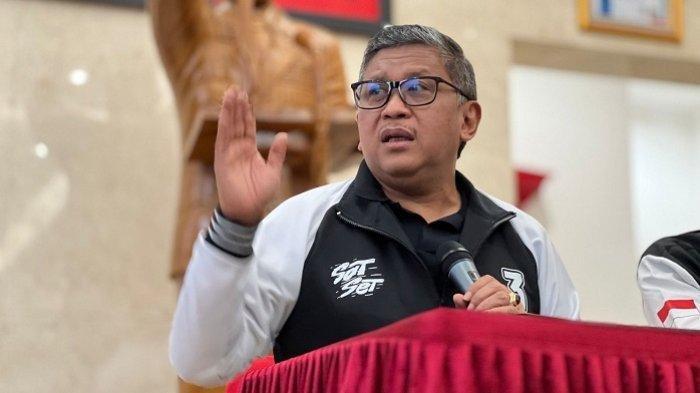 Sekretaris Jenderal DPP PDI Perjuangan (PDIP) Hasto Kristiyanto saat konferensi pers di Kantor DPP PDIP, Jalan Diponegoro, Menteng, Jakarta, Senin (5/2/2024).