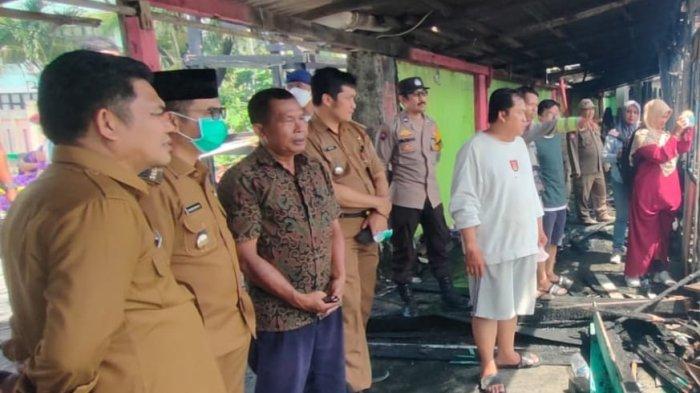 KORBAN KEBAKARAN KLANDASAN - Wali Kota Rahmad Masud meninjau TKP Kebakaran di Klandasan, Kota Balikpapan, Kalimantan Timur, Senin (18/3/2024). Wali Kota Rahmad Masud mengaku prihatin dengan peristiwa yang melanda kawasan Klandasan tersebut. Terlebih, kebakaran ini terjadi di momen bulan suci Ramadhan.