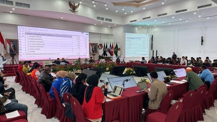 Komisi Pemilihan Umum (KPU) RI kembali melanjutkan rapat pleno rekapitulasi hasil penghitungan perolehan suara tingkat nasional di kantor KPU RI, Jalan Imam Bonjol, Menteng, Jakarta Pusat pada Sabtu (16/3/2024)