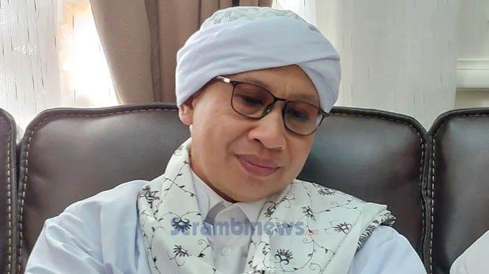 Buya Yahya di sebuah ruangan dalam Kompleks Masjid Haji Keuchik Leumiek