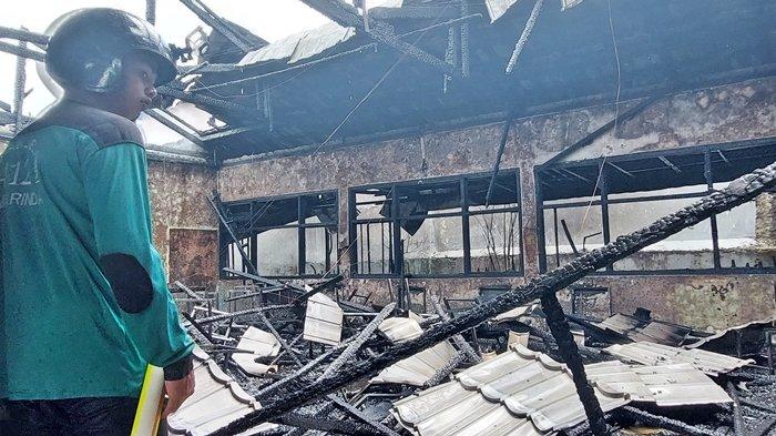 KEBAKARAN SMPN 5 SAMARINDA - Kondisi salah satu ruang kelas 3 di SMPN 5 Samarinda yang ludes terbakar, Selasa (19/3/2024). Kepala Sekolah SMPN 5 Samarinda, Diah Astuti, menyebutkan ada total 21 ruangan kelas termasuk UKS, Ruang Osis dan ruang peralatan drumband yang ludes terbakar dalam musibah ini.