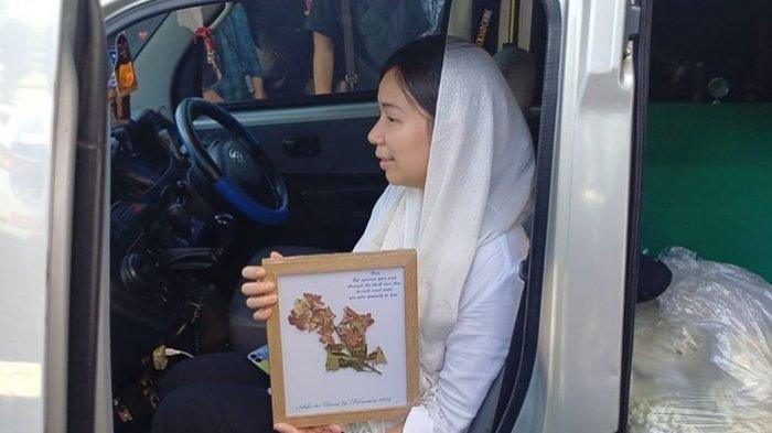 ADE PALOH - Jelang pemakaman Ade Paloh. Istri Ade Paloh, Yunita, saat menaiki mobil jenazah di Masjid Al-Falah daerah Lebak Bulus, Jakarta Selatan, Selasa (19/3/2024).