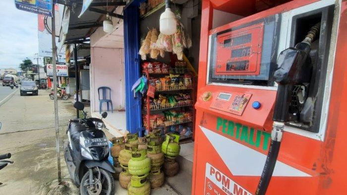 POM MINI BBM - Aktivitas Pom Mini di sebuah warung kawasan Palaran Kota Samarinda Kalimantan Timur, difoto Desember 2023.