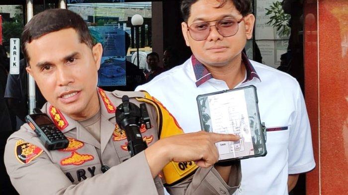 MAYAT DI APOTEK -  Kapolresta Samarinda Kombes Pol Ary Fadli membeberkan info terbaru soal penemuan mayat di gudang apotek di sebuah Kota Samarinda, Kalimantan Timur pada Rabu (20/3/2024). 