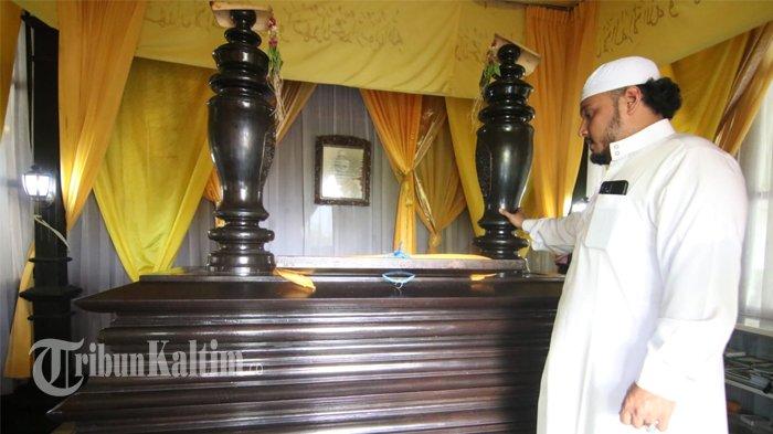 Makam Sultan Aji Muhammad Alimuddin, salah satu makam yang ada di komplek pemakaman Kelambu Kuning, Tenggarong, Kabupaten Kutai Kartanegara, Kalimantan Timur, Rabu (28/2/2024). Di komplek itu juga turut dimakamkan putri sultan, Aji Raden Lesminingpuri serta sang menantu Pangeran Noto Igomo yang merupkan ulama besar di Kesultanan Kutai Kartanegara.