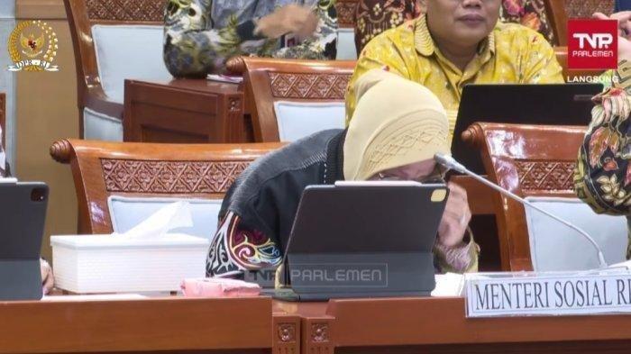 Dalam pembahasan tentang Mbah Semi, Mensos Risma sampai menitikan air mata di Gedung DPR RI, Selasa (19/3/2024).