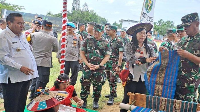 TMMD KUTAI BARAT - Bupati Kubar, FX Yapan, bersama Wakasad Mayjen TNI Tandyo Budi R dan petinggi TNI lainnya, meninjau kerajinan khas Kutai Barat, Kalimantan Timur pada Rabu (20/3/2024). FX Yapan apresiasi atas TMMD di Kutai Barat. Menurut FX Yapan, TNI Manunggal Membangun Desa atau TMMD merupakan bukti nyata kemanunggalan TNI dan rakyat dalam gotong-royong membangun negeri.