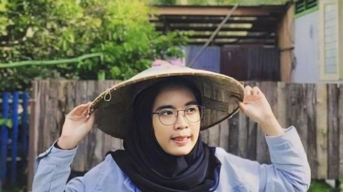 PEGIAT SENI SASTRA - Aulia Agustini, gadis asal Samarinda yang aktif dalam giat literasi dan sastra meski di bulan Ramadhan, Kamis (21/3/2024). Aulia juga kerap menjadi pembicara dalam kegiatan literasi, hingga ke tingkat Asia Tenggara. Sejauh ini yang paling membanggakan adalah ketika bisa masuk ke ajang se-Asia Tenggara.