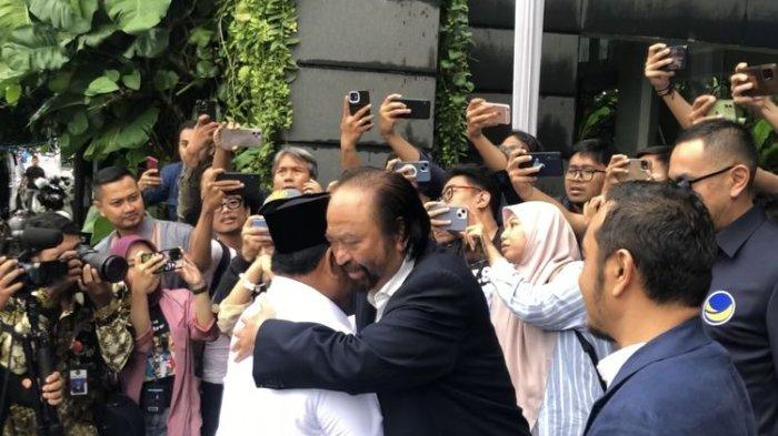 Ketua Umum Partai Nasdem Surya Paloh memeluk capres pemenang Pilpres 2024 Prabowo Subianto. Keduanya bertemu di Nasdem Tower, Menteng, Jakarta, Jumat (22/3/2024).