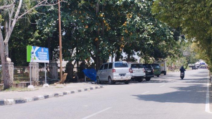 Parkir liar di Jalan KH Fakhruddin (eks Jalan Anggi), persis di samping Masjid Islamic Centre Samarinda.