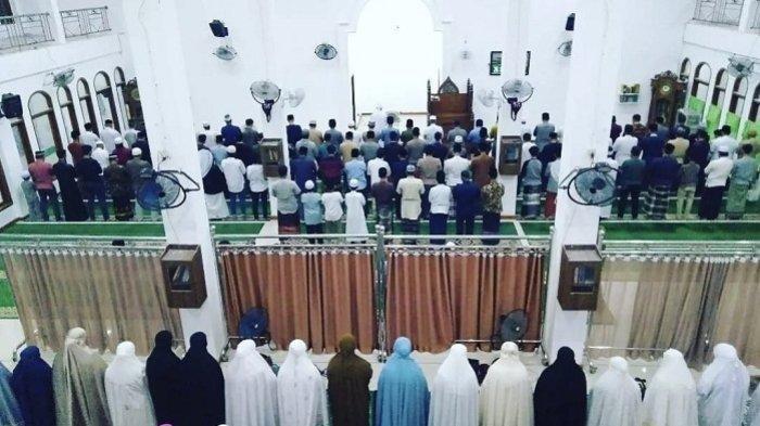 Pelaksanaan Shalat Tarawih di Masjid Jabal Rahmah Calang, Aceh Jaya.