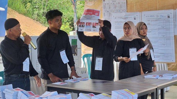 ILUSTRASI - Suasana penghitungan suara di satu TPS di Samarinda. Inilah info resmi pendaftaran PPK dabn PPS Pilkada 2024 di https://siakba.kpu.go.id dan besaran gaji PPS Pilkada 2024.