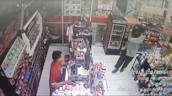 Tangkapan layar penodongan senjata tajam oleh pelaku perampokan di Alfamart Karangsari, Kabupaten Simalungun pada Kamis (21/3/2024) tengah malam