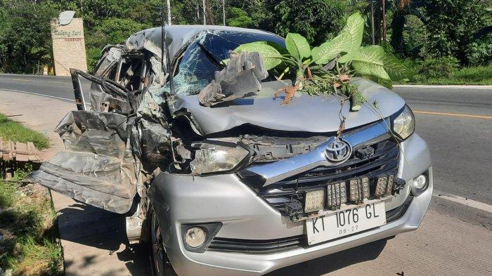 KECELAKAAN MAUT SAMARINDA - Truk 6 roda plat nomer KT 8815 KD Laka maut dari arah Samarinda Bontang, Berau terlibat kecelakaan dengan mobil avansa di jalan Poros Samarinda Bontang. Pengemudi Avanza meninggal dunia.