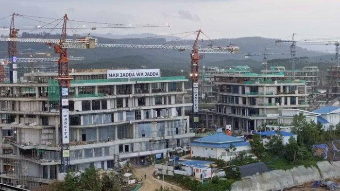 PROYEK IKN NUSANTARA - Pembangunan gedung Kementerian Koordinator (Kemenko) di IKN Nusantara, Sabtu (23/3/2024). Investasi di IKN Nusantara dinilai tidak menguntungkan bagi investor. Ekonom soroti beban APBN yang semakin berat.