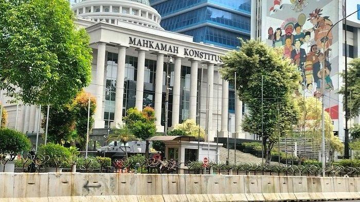 GUGATAN HASIL PILPRES 2024 - Barrier beton dan kawat berduri terpasang di kawasan Gedung Mahakam Konstitusi (MK), Jakarta, Senin (25/3/2024). Hari ini, Rabu (27/3/2024) Mahkamah Konstitusi menggelar sidang perdana gugatan capres Anies Baswedan dan Ganjar Pranowo terkait hasil Pilpres 2024. Hari ini, Rabu (27/3/2024) Mahkamah Konstitusi menggelar sidang perdana gugatan capres Anies Baswedan dan Ganjar Pranowo terkait hasil Pilpres 2024. 