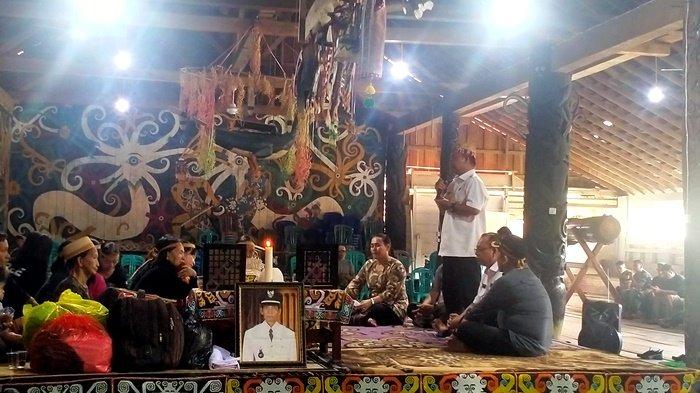 Wakil Bupati Mahakam Ulu, Yohanes Avun saat menyampaikan dukacita atas wafatnya Ketua 1 Dewan Adat Dayak Mahulu, Balan Tingai.