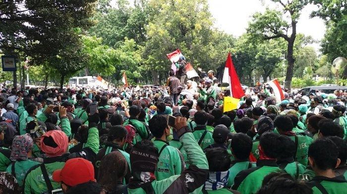 Asosiasi ojek online pesimistis bisa mendapat Tunjangan Hari Raya (THR), meski Kementerian Ketenagakerjaan mengimbau perusahaan transportasi online agar memberikan THR kepada mereka.
