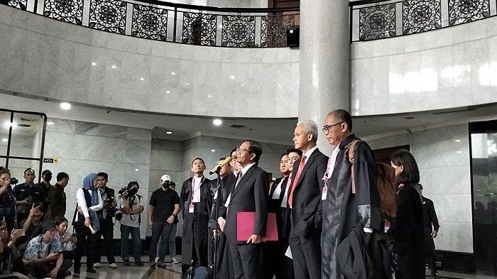 Ganjar Pranowo, Mahfud MD hadir bersama dengan kuasa hukumnya dalam sidang perdana sengketa pemilu presiden dan wakil presiden di gedung Mahkamah Konstitusi. Pakar Hkum Tata Negara Prof Denny Indrayana memprediksi gugatan perselisihan hasil pemilihan umum (PHPU) 2024 atau sengketa Pilpres yang diajukan oleh kubu 01 Anies Baswedan-Muhaimin Iskandar dan kubu 03 Ganjar Pranowo-Mahfud MD akan dikabulkan oleh Mahkamah Konstitusi (MK).