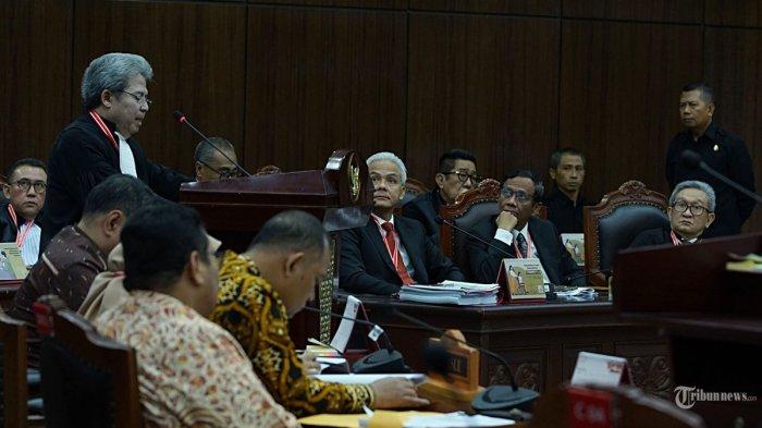 Ketua Tim Hukum Ganjar Fahfud, Todung Mulya Lubis membacakan permohonan perkara saat sidang perdana permohonan perkara PHPU di Gedung MK, Jakarta Pusat, Rabu (27/3/2024). Sidang tersebut beragendakan pemeriksaan pendahuluan (penyampaian permohonan pemohon).