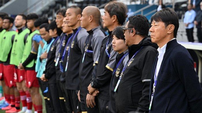 JADWAL TIMNAS - Pelatih Timnas Indonesia asal Korea Selatan Shin Tae-yong (kanan) berdiri bersama anggota timnya sebelum dimulainya pertandingan sepak bola Piala Asia AFC Qatar 2023 antara Australia dan Indonesia di Stadion Jassim bin Hamad di Doha. Minggu (28 Januari 2024). 