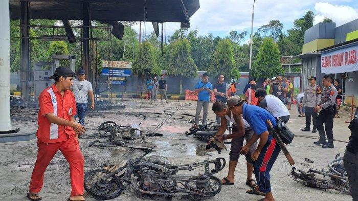 SPBU KUBAR TERBAKAR - Proses pemadaman kebakaran SPBU di Jalan Sendawar Raya, Barong Tongkok, Kutai Barat, Provinsi Kalimantan Timur pada Sabtu (30/3/2024). Terbakarnya SPBU itu diduga karena kena percikan api dari sebuah kendaraan sepeda motor saat mengisi bahan bakar minyak atau BBM.