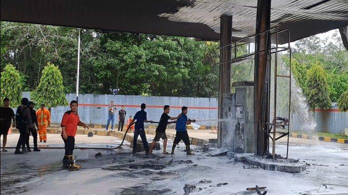 KEBAKARAN - Nampak para pemadam melakukan pemadaman api di SPBU di jalan Sendawar Raya, Barong Tongkok, Kubar, Sabtu (30/3/2024).TRIBUNKALTIM.CO/FEBRIAWAN