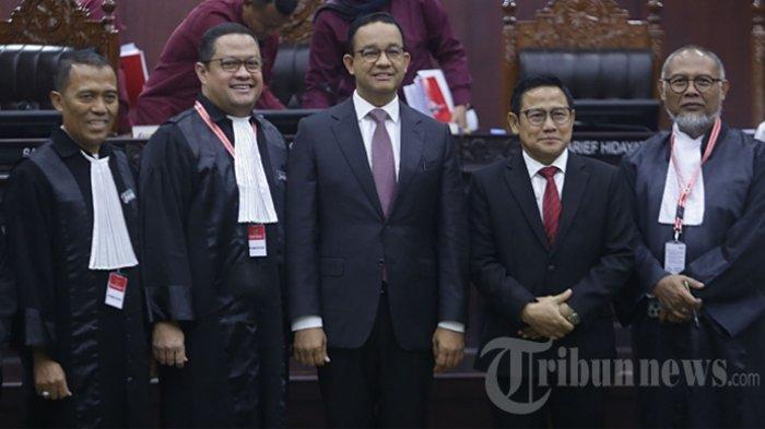 Pasangan calon Presiden dan Wakil Presiden nomor urut 1 Anies Baswedan dan Muhaimin Iskandar berfoto bersama tim kuasa hukum AMIN usai sidang perdana perselisihan hasil pilpres 2024 di Gedung MK, Jakarta Pusat, Rabu (27/3/2024). Kubu Anies meminta MK menghadirkan empat menteri Jokowi.