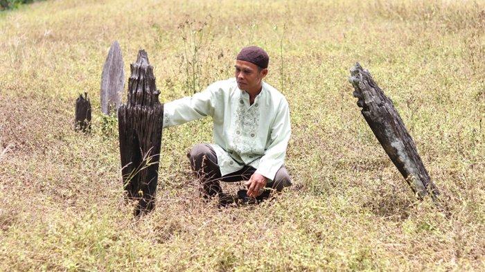 Deretan makam kuno di Desa Pasir Mayang, Kecamatan Kuaro, Kabupaten Paser, Kalimantan Timur. Nisan di makam-makam kuno ini terbuat dari kayu ulin dan beberapa di antaranya berasal dari abad ke-14. Konon, ini menjadi salah satu bukti bahwa penyebaran Islam saat itu singgah di desa ini.